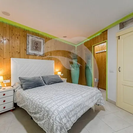 El Mdano With Stunning Pool Views Apartamento *